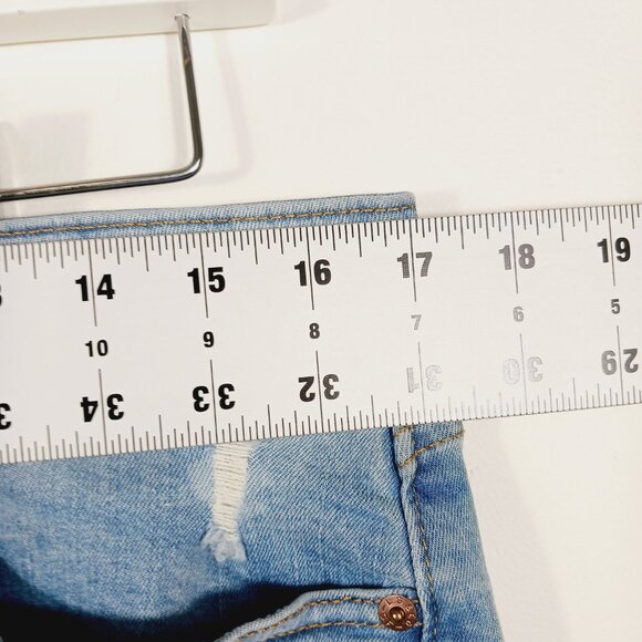 Levi's Signature Mid Rise Denim Jean Shorts, Lt. Wash, Distressed Size 12 - W31 - Picture 11 of 15